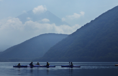東京から日帰りで行ける！<br>富士山麓の蒼き湖でカヤックを体験してみよう